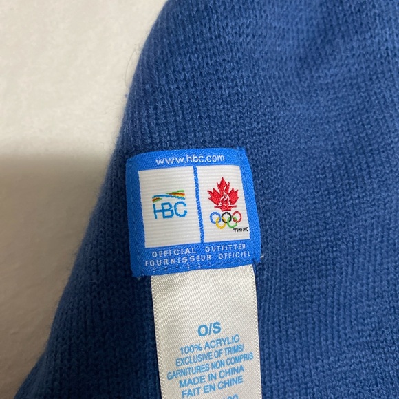 Hudson’s Bay Company NWT Olympic Blue Knit Scarf with White Maple Leaf - Picture 10 of 12